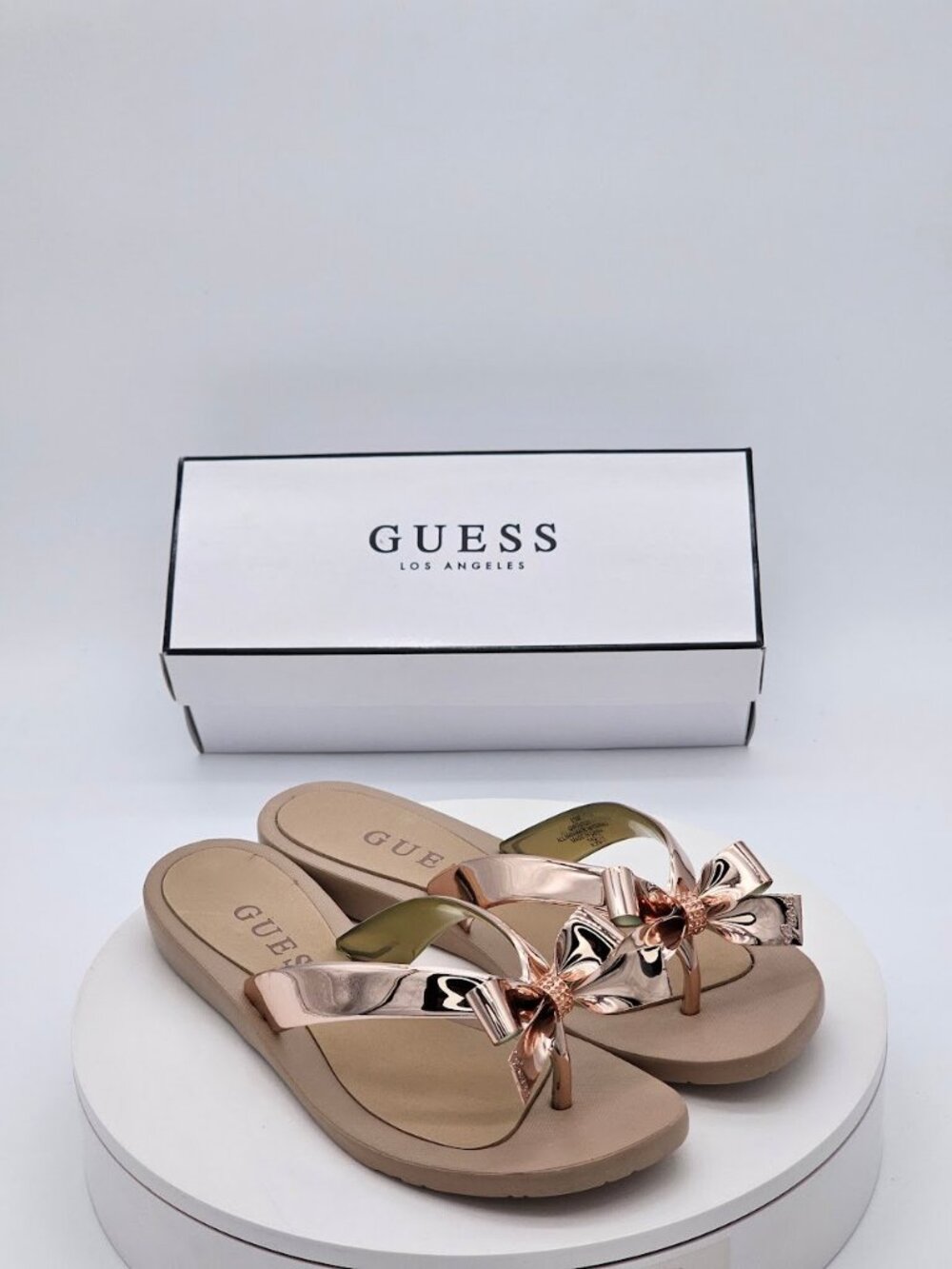GUESS Tutu9 Gold Texture Bow Thong Sandals Women’s Size 11 M